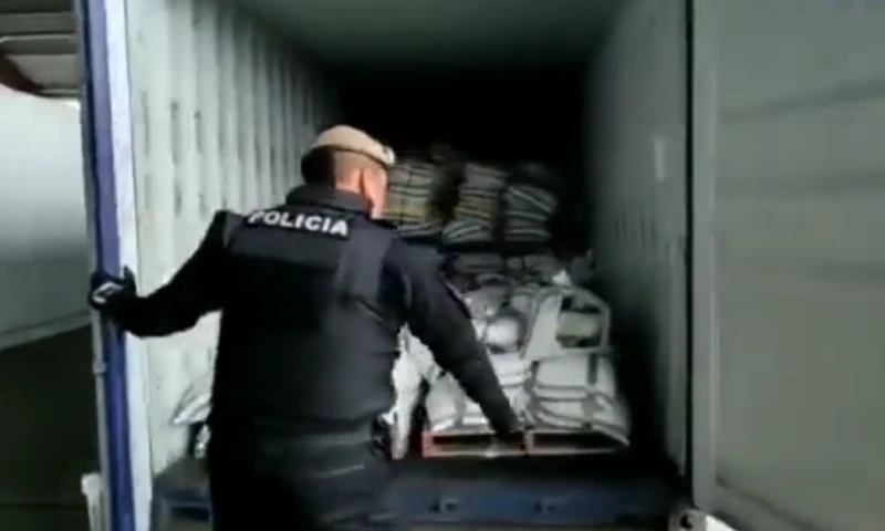 El hallazgo se realizó al inspeccionar un contenedor cargado con el fertilizante en la provincia de El Oro / Foto: cortesía Policía Nacional