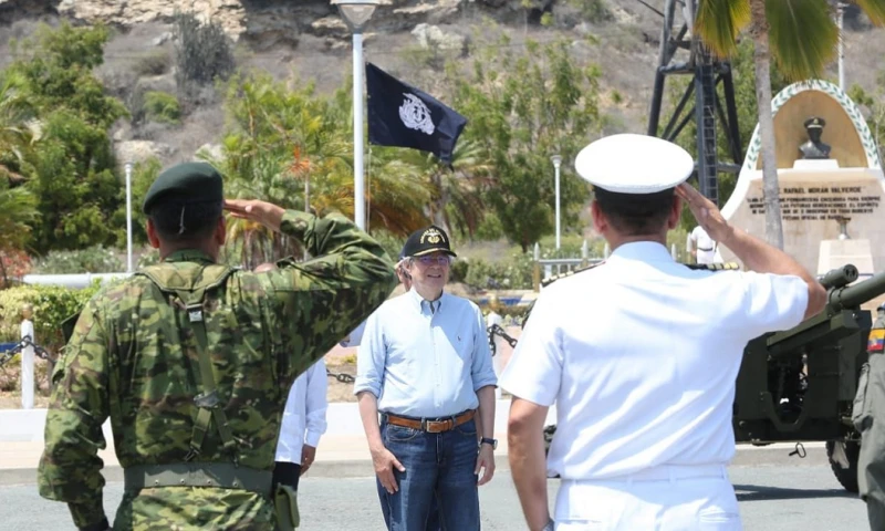 Lasso expresó su total respaldo por su labor de defender la soberanía e integridad del Ecuador / Foto: cortesía Secretaría General de Comunicación de la Presidencia