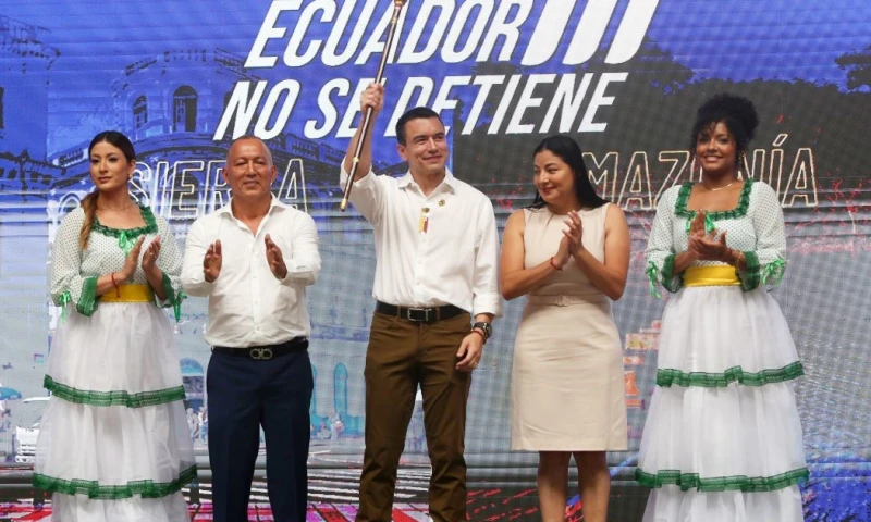 El presidente Daniel Noboa recibió el Bastón de Mando y Servicio en Machala / Foto: cortesía Presidencia