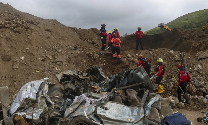 Según la Secretaría General de Riesgos (SGR) un total de 581 personas resultaron afectadas por el alud, 44 sufrieron heridas y 10 permanecen desaparecidas / Foto: EFE