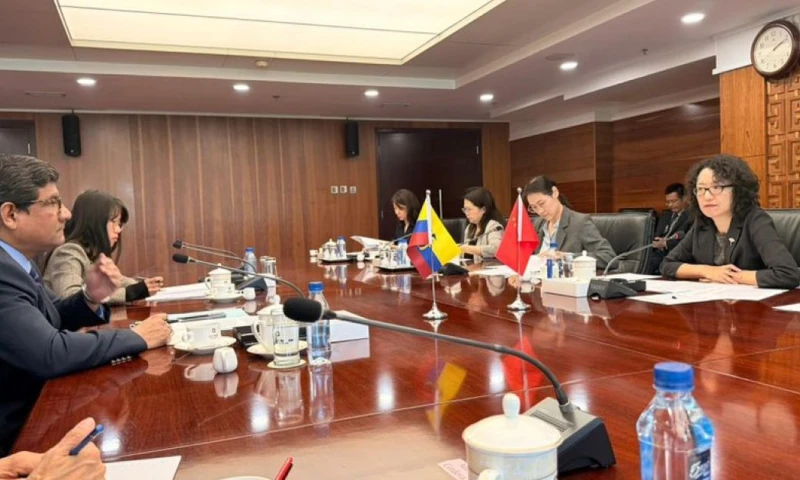 Luis Jaramillo, ministro de Producción, se reunió con Li Yongjie, viceministra de Comercio de China / Foto: cortesía Ministerio de Producción