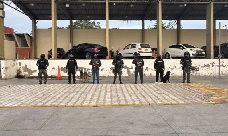 En el marco del operativo 'Ares 32', la UIPA halló 56 sacos de yute con droga ocultos en el contenedor / Foto: cortesía Policía Nacional