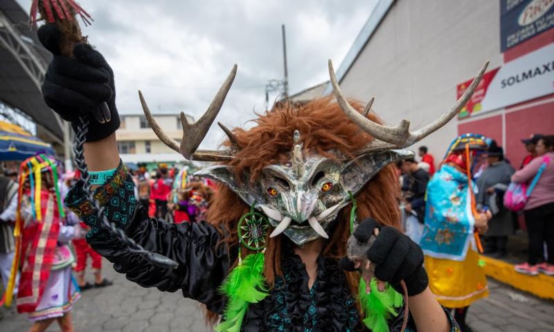 A unos 120 kilómetros al sur de Quito, gente vestida de diablos, con máscaras coronadas por inmensos cuernos y expresiones que parecen nacidas de las peores pesadillas, bailan durante la tradicional 'Diablada de Píllaro'/ Foto: cortesía