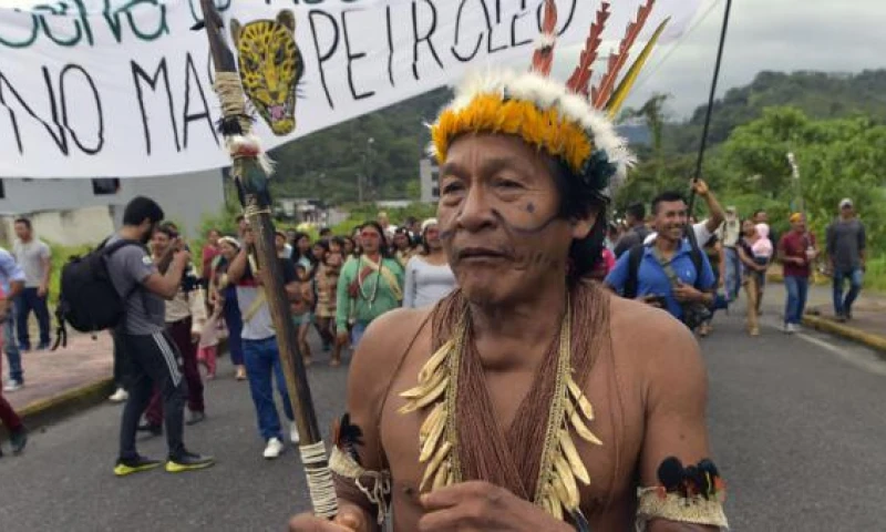 Con un gran cartel con la leyenda “La selva es nuestra vida. No más petróleo”, la caminata llegó hasta la unidad judicial de Puyo para el inicio de una audiencia. Foto: El Comercio