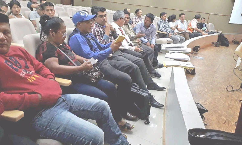Ayer a la Gobernación acudieron dirigentes que reclaman la propiedad de los predios. Foto: La Hora