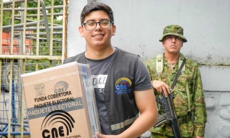Los paquetes electorales se reparten con resguardo militar / Foto: cortesía CNE