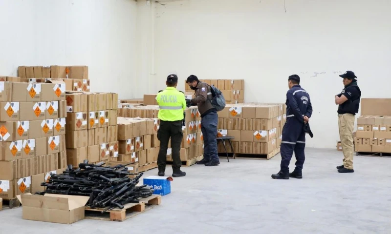 Además de los policías, entre los detenidos hay tres civiles / Foto: cortesía Fiscalía General del Estado