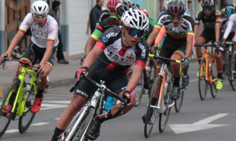 Bryan Hernández, junto al resto de sus compañeros del Team Best PC de las categorías juvenil y prejuvenil, se preparan para competir en la Vuelta a Nariño-Colombia.