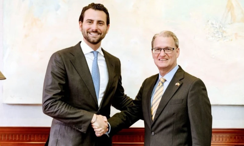 Lawrence Petroni, encargado de negocios de EE.UU. en Ecuador, conversó con Niels Olsen, presidente de la Asamblea Nacional / Foto: cortesía Embajada de Estados Unidos