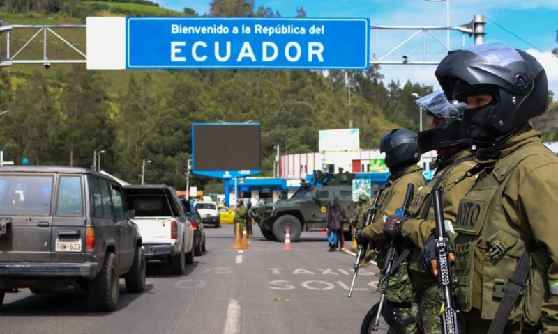 Para estas operaciones se ha desplegado un importante contingente de efectivos militares y medios aéreos, terrestres y fluviales / Foto: EFE