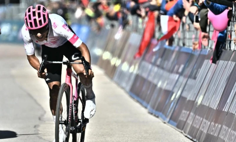 La fiesta por la etapa la disfrutaron los italianos Christian Scaroni y Lorenzo Fortunato / Foto: EFE