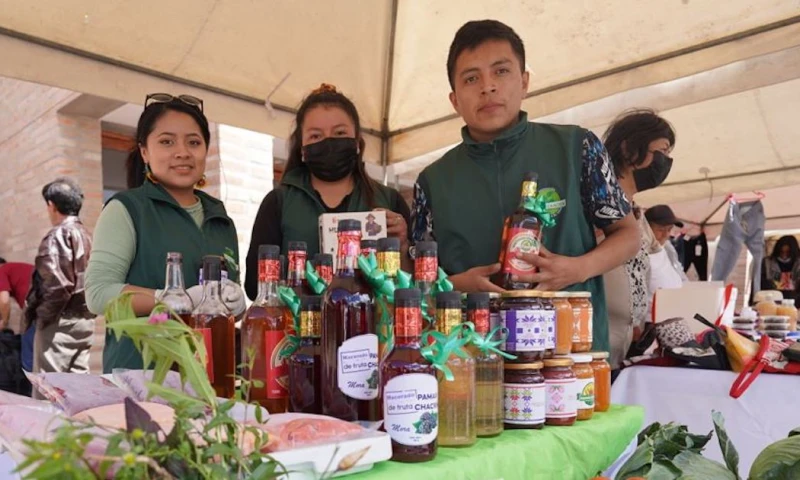 Los emprendedores participantes ofertan sus productos y servicios para establecer relaciones comerciales con clientes privados y públicos. foto cortesía MIES