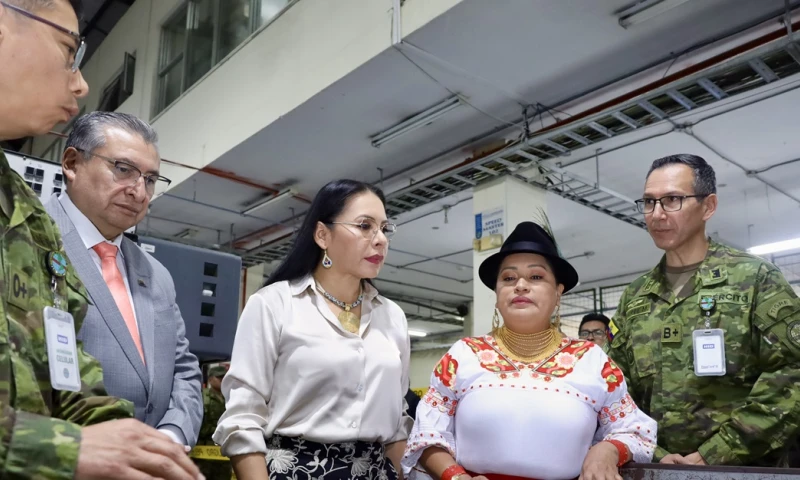 Las autoridades del CNE y del Instituto Geográfico Militar verificaron la impresión de las papeletas / Foto: cortesía Diana Atamaint