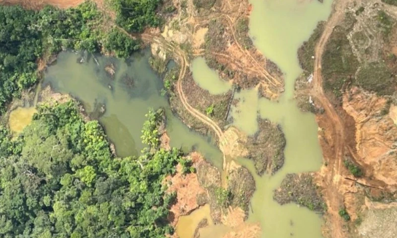 Las fotografías difundidas muestran grandes excavaciones y extensas piscinas de agua con tonalidades rojizas / Foto: cortesía Ministerio de Defensa