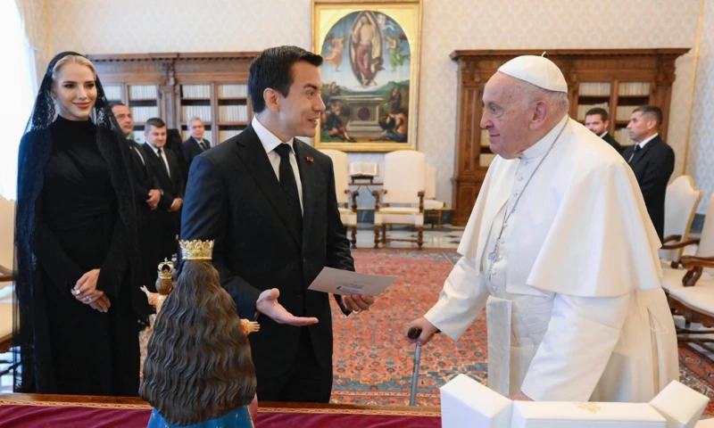 El mandatario ecuatoriano regaló al pontífice una reproducción de la Virgen del Cisne / Foto: cortesía Presidencia 