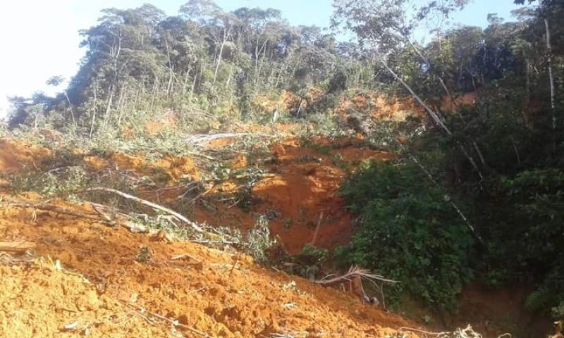 Los transeúntes deben trasladar a pie productos como combustible. Foto: Ecuavisa