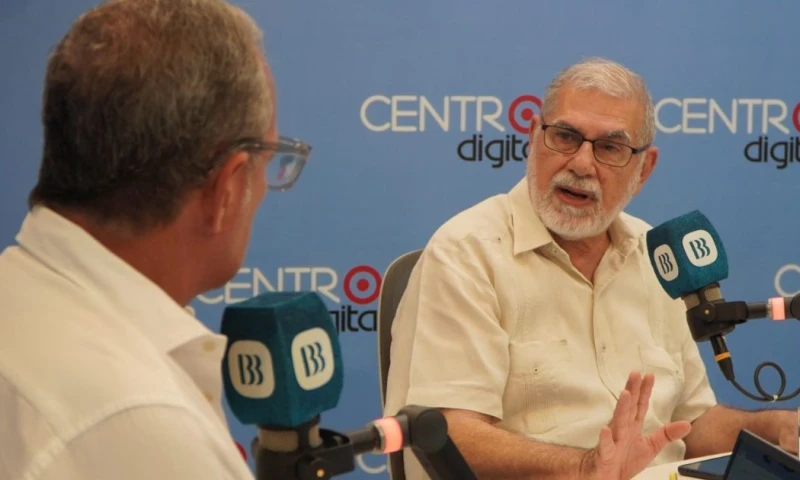 Alberto Dahik, exvicepresidente, fue entrevistado ayer en Radio Centro de Guayaquil / Foto: cortesía Radio Centro