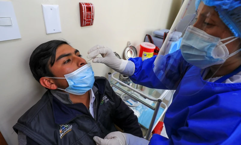 Ecuador suma 875 nuevos casos de covid-19 y acumula 841.575 en pandemia / Foto: EFE