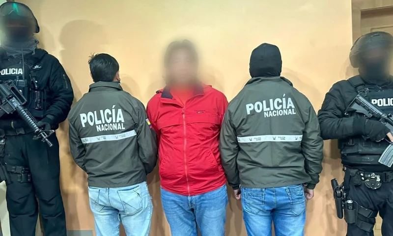 En el operativo encontraron tres vehículos "de alta gama (uno blindado), fajos de dinero y municiones calibre 2-23 / Foto: cortesía Fiscalía