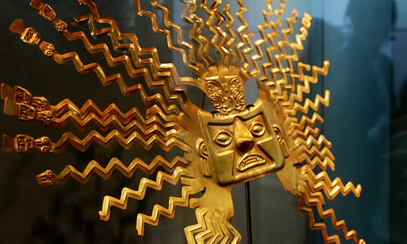 La pieza que da la bienvenida a los visitantes es el sol de oro de la cultura prehispánica Tolita, una máscara elaborada con ese preciado metal que representa al sol / Foto: EFE