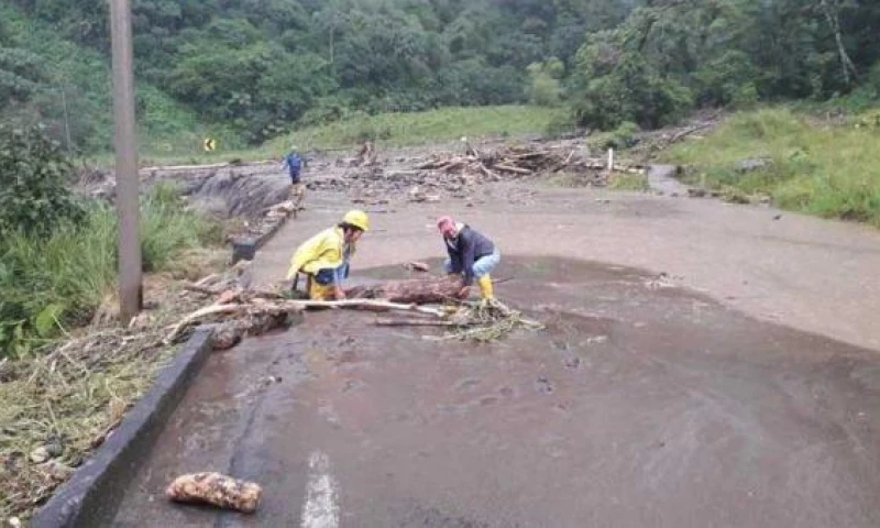 Este lunes 3 de diciembre del 2018 se registra el desbordamiento del río Santa Rosa, sector El Chaco. La vía se encuentra inhabilitada. Foto:  El Comercio