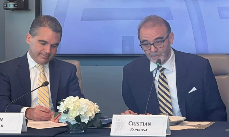 Cristian Espinosa (der.) es el embajador de Ecuador en Estados Unidos / Foto: cortesía Cristian Espinosa