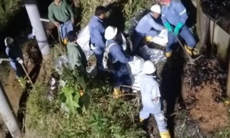 Las aguas del Río Blanco quedaron contaminadas por el derrame. Foto: Ecuavisa