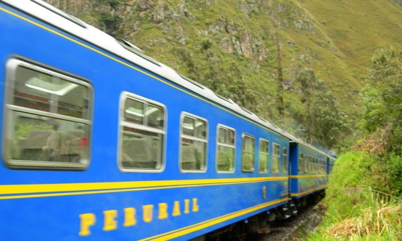 El ferrocarril a Machu Picchu es una ruta más utilizada por los turistas que visitan la ciudadela inca, con un trayectoria de aproximadamente 43 kilómetros. / Foto: EFE