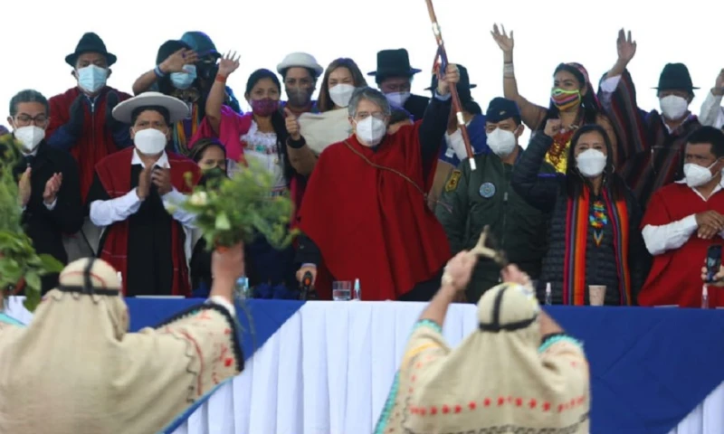 Guillermo Lasso recibió el bastón de mando de manos indígenas / Foto: Cortes