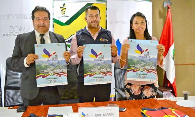 LANZAMIENTO. Franco Salinas, Liliana Acaro y Paúl Torres. Foto: La Hora
