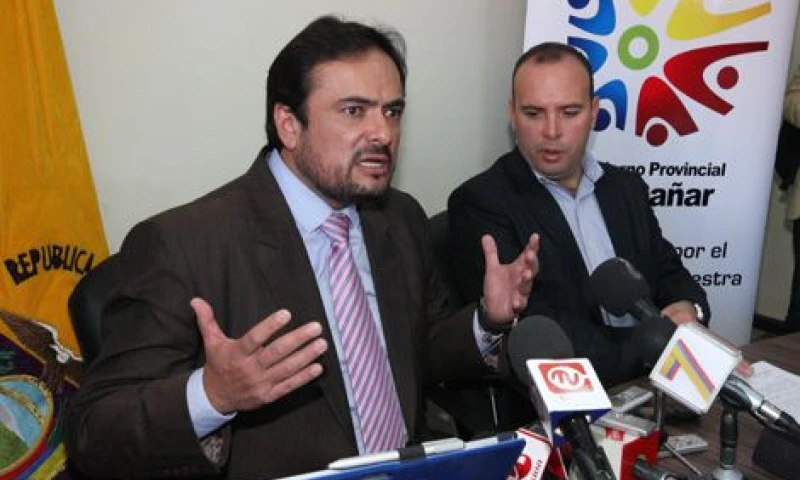 Los prefectos Paúl Carrasco del Azuay y Santiago Correa del Cañar en una reunión que tuvieron como parte del proceso