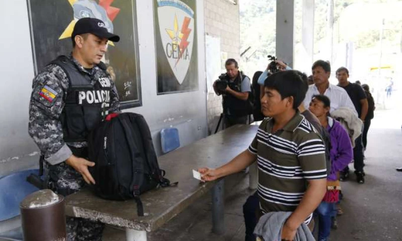 Los pasajeros hacen fila para el chequeo de equipaje de mano y de documentación. Foto: La Hora