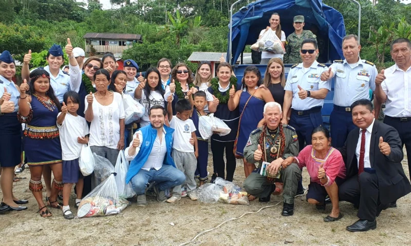 El MIES, en coordinación con las Fuerzas Armadas, realizaron la entrega de 73 kits de ropa a las familias en la comunidad El Retén / Foto: cortesía MIES