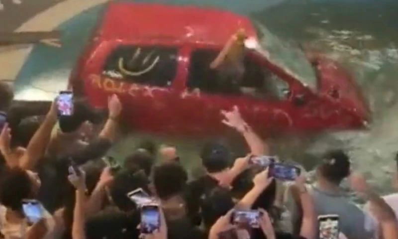 ¿Cuál es la historia del Twingo en la piscina de Macas? / Fuente: Cortesía