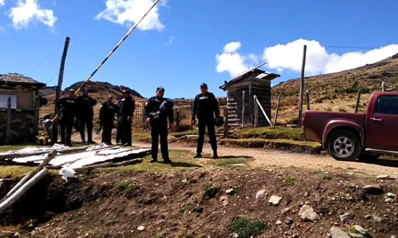 La Policía denunció que moradores de esta zona rompieron los vidrios de un patrullero. Foto: El Universo
