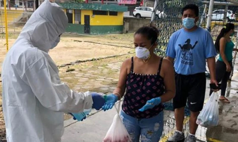 Autoridades de Napo realizan controles en los ingresos a la provincia, entregan insumos médicos y organizan ferias de venta directa con productores. Cortesía: Prefectura de Napo 