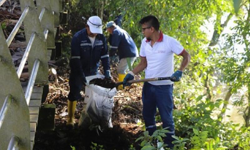En las riberas del río Napo se halló gran cantidad de plásticos, telas, metales y cauchos / Foto: cortesía Municipio de El Coca