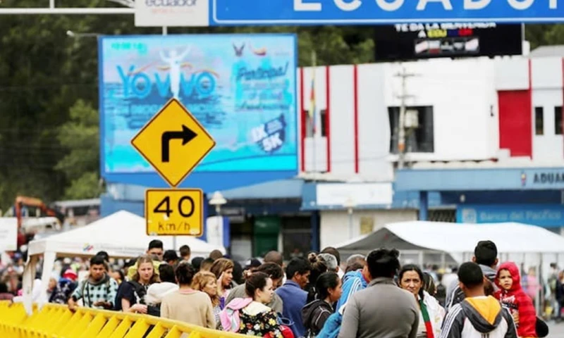El paso autorizado para transitar hacia Colombia sería el de Rumichaca, mientras que con Perú sería el ubicado en Huaquillas. / Foto: EFE