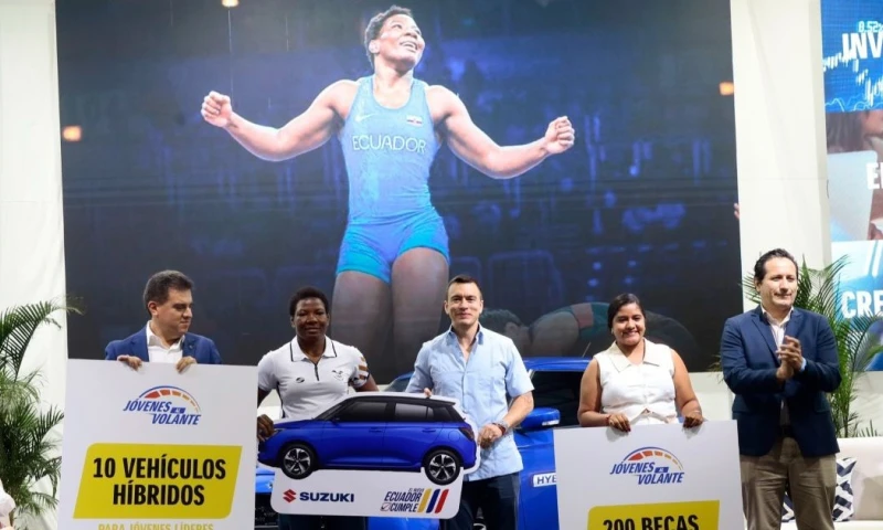 Reasco dijo que los vehículos entregados eran una motivación a los deportistas / Foto: cortesía Ministerio de Producción