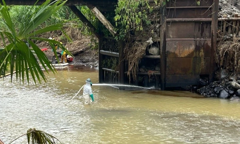 El derrame se produjo el 13 de marzo tras la rotura del SOTE en Esmeraldas / Foto: cortesía Petroecuador