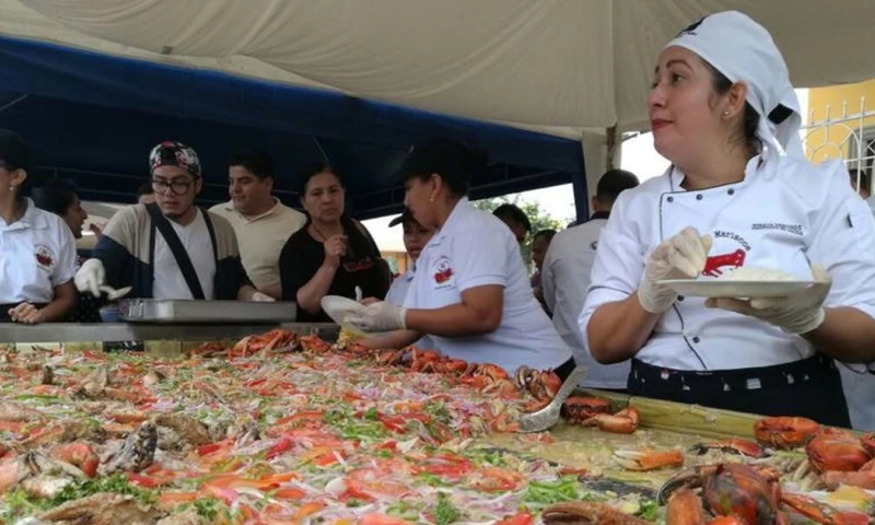 Un total de 350 cangrejeros recorrieron los manglares de Naranjal para recolectar 36.000 ejemplares para la ensalada y otros 18.000 para los demás platos del Festival del Cangrejo Rojo/ Foto: cortesía