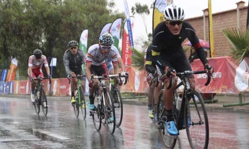Jefferson Cepeda tuvo que hacer frente a la lluvia y a las malas condiciones del asfalto para ganar la carrera. Foto: El Telégrafo
