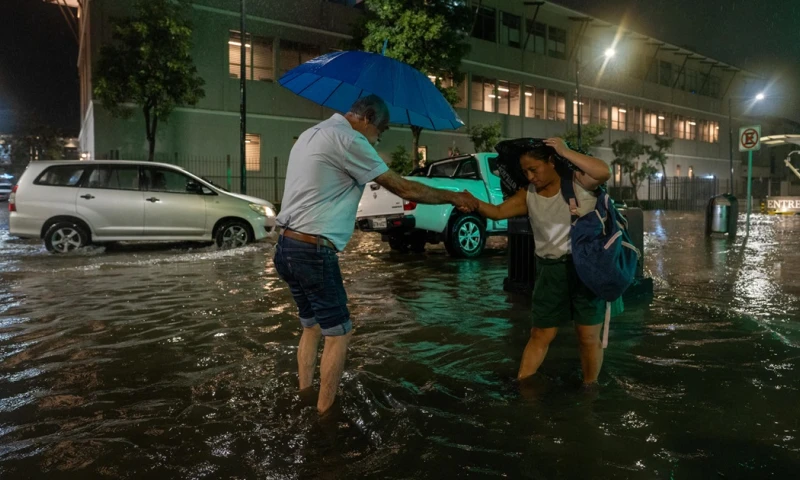 En algunos puntos el agua rondó los 40 centímetros de altura / Foto: EFE