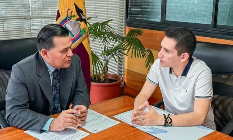 MTOP y la Prefectura de Pastaza firmaron el convenio / Foto: cortesía Gobernación de Pastaza