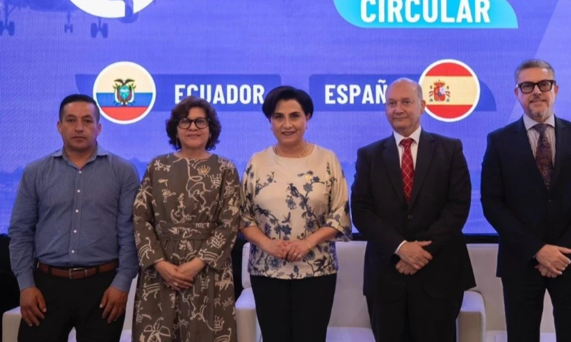 La canciller Gabriela Sommerfeld (centro) presidió el acto / Foto: cortesía Cancillería 