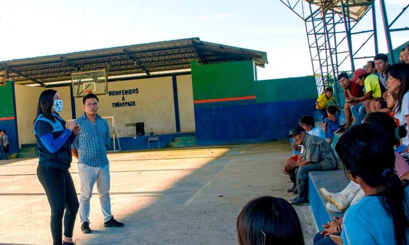 Waoranis reciben información sobre bonos y pensiones / Foto: MIES