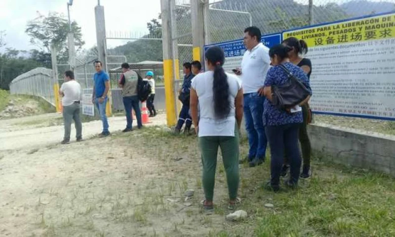 MUERTE. Familiares del occiso y autoridades llegaron al sitio tras conocer el suceso. Foto: La Hora