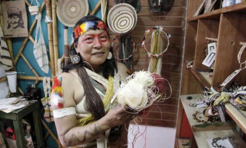 Manuela Omari Ima utiliza fibras de palma para la elaboración de las artesanías que vende en la tienda Waponi. Foto: El Comercio