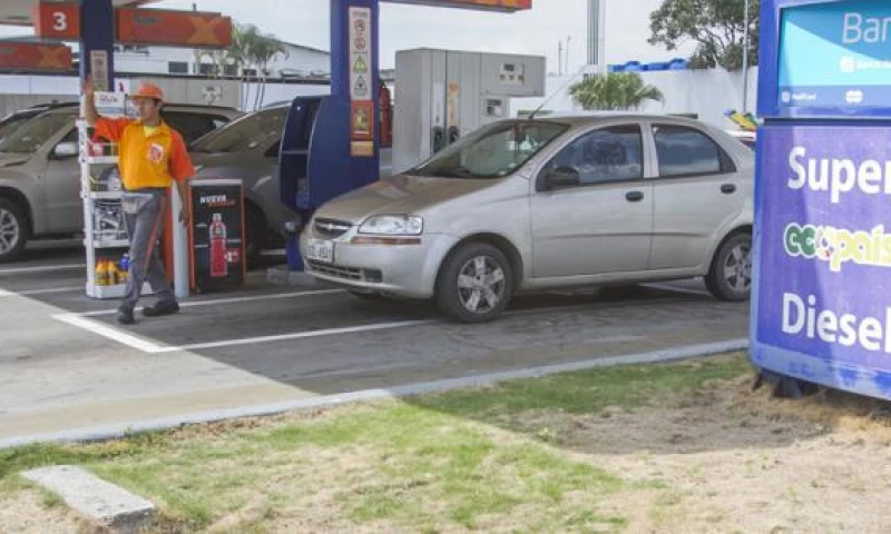 En este mes de mayo, en las terminales de despacho, el galón de súper costará USD 2,31. Foto: EL COMERCIO 