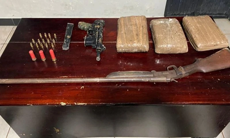 Las autoridades están investigando la procedencia de las armas y las drogas/ Foto: cortesía Ejército